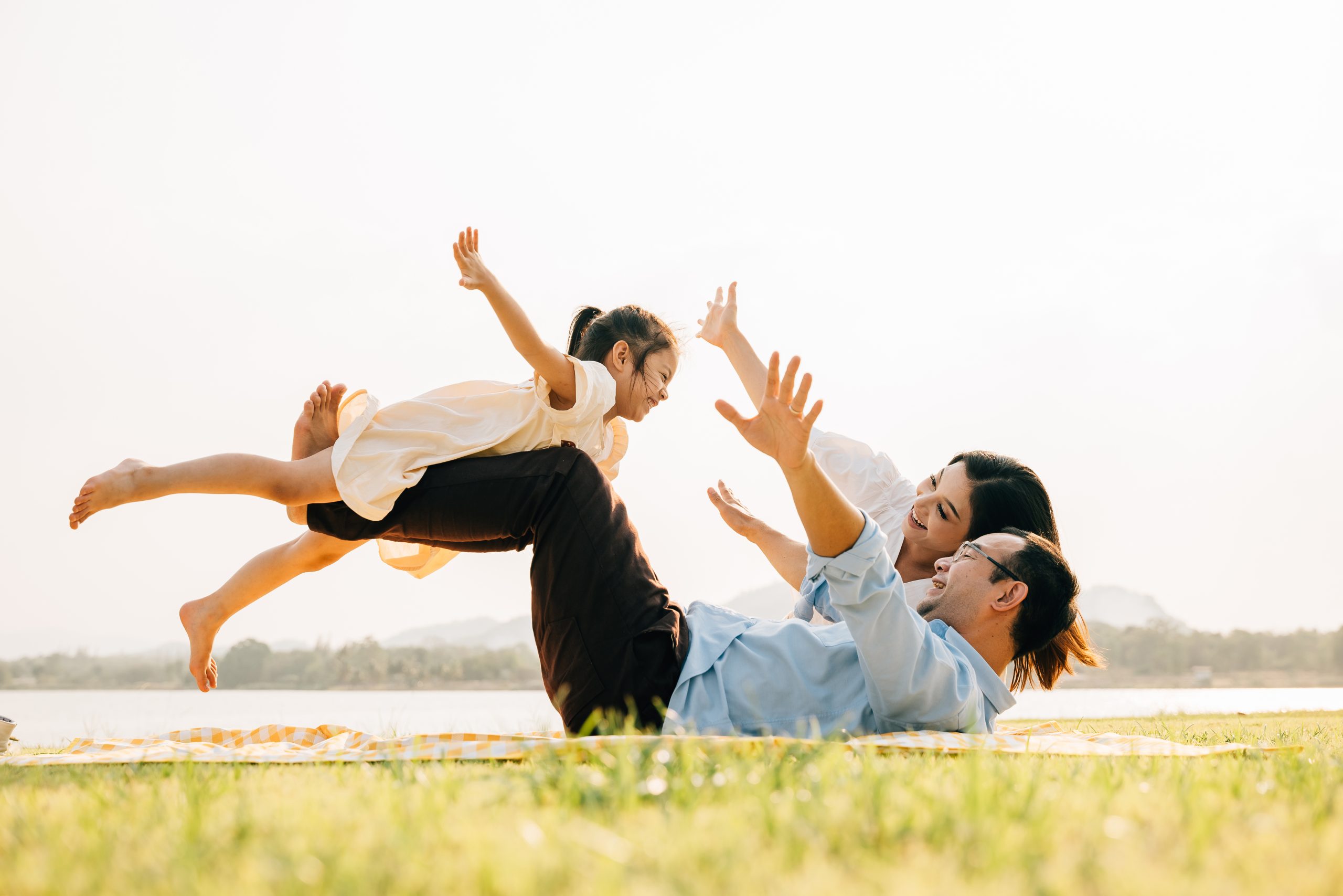 glueckliche familie vater haelt kleines kind tochter am 2023 04 06 19 04 14 utc scaled