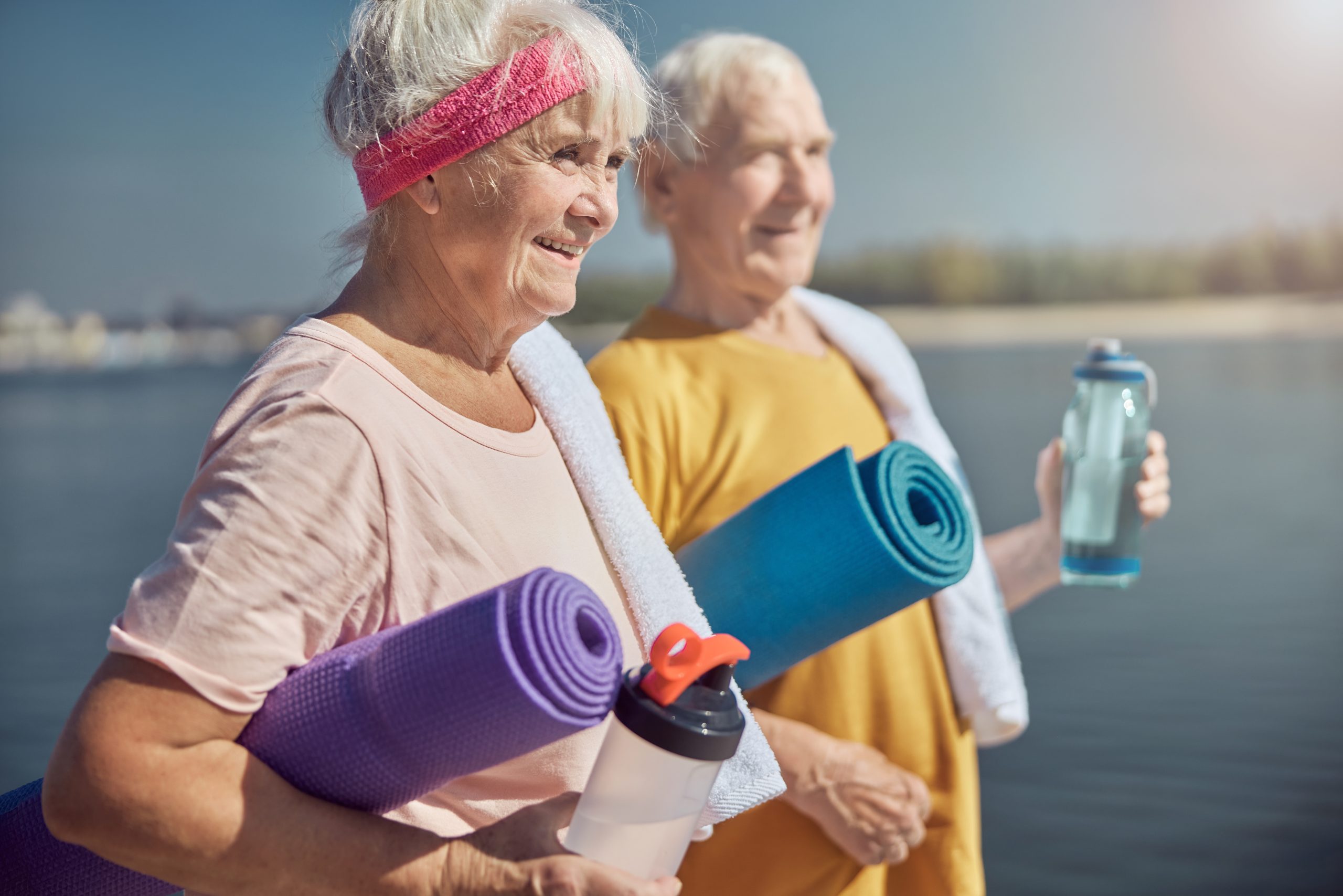 glueckliche sportliche rentner blicken in die ferne 2021 09 03 14 17 29 utc scaled